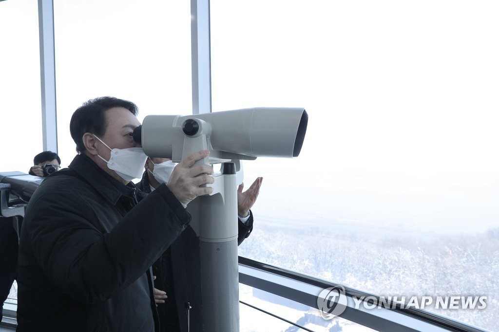 망원경으로 북한 바라보는 윤석열 대선후보