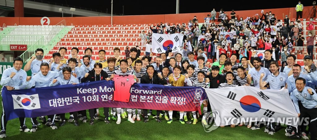 Les membres de l'équipe sud-coréenne célèbrent leur victoire alors qu'ils sont assurés de participer à la Coupe du monde au Qatar. La Corée du Sud a battu sur le score de 2 à 0 la Syrie dans le groupe A du dernier tour des qualifications de la zone Asie, au stade Al-Rashid de Dubaï, le 1er février 2022 (heure locale).
