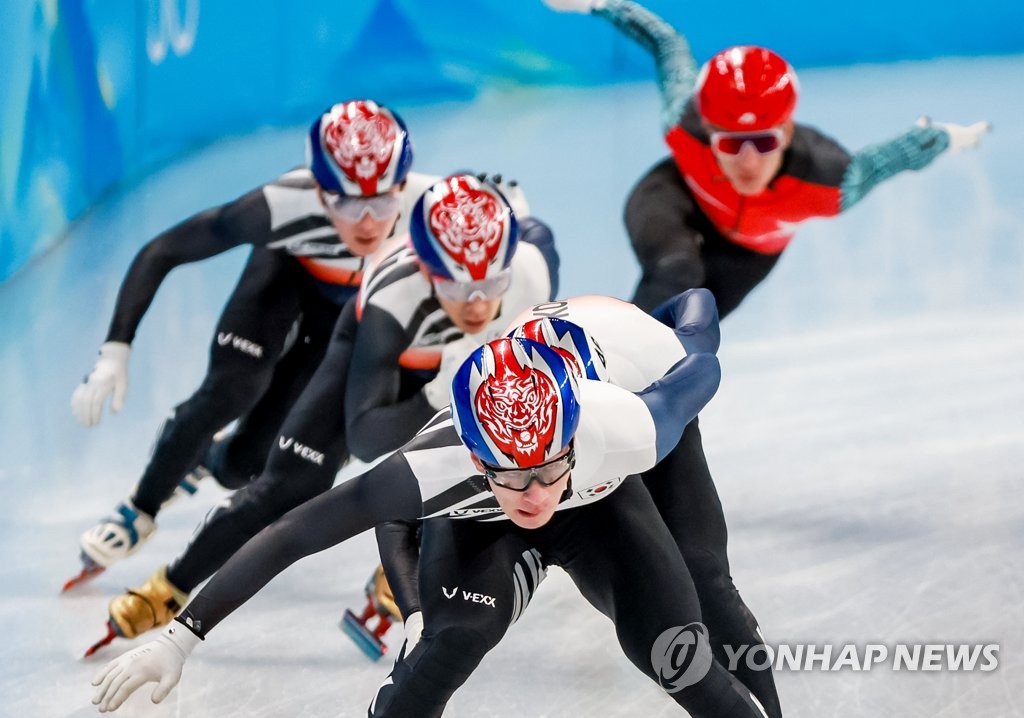 South Korean male short track speed skaters train at Capital Indoor Stadium in Beijing on Feb. 2, 2022, in preparation for the Beijing Winter Olympics. (Yonhap)