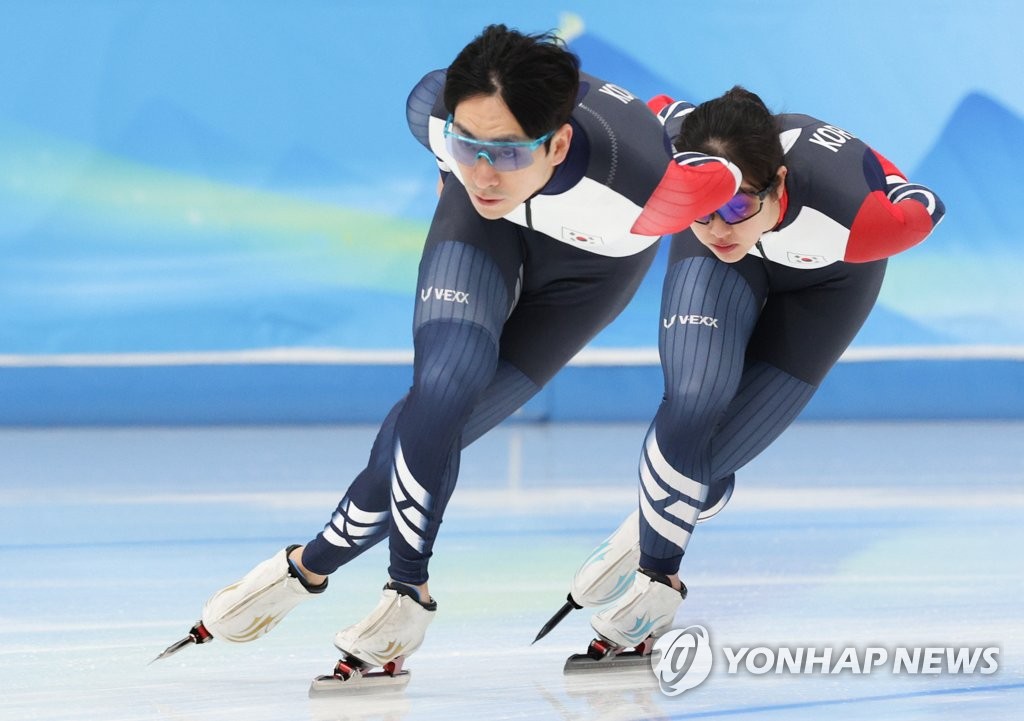 South Korean speed skaters Lee Seung-hoon (L) and Kim Bo-reum train at the National Speed Skating Oval in Beijing on Feb. 4, 2022, in preparation for the Beijing Winter Olympics. (Yonhap)