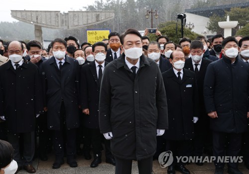 대선 후보 시절인 지난 2월 광주 5·18 민주묘지 방문한 윤석열 대통령