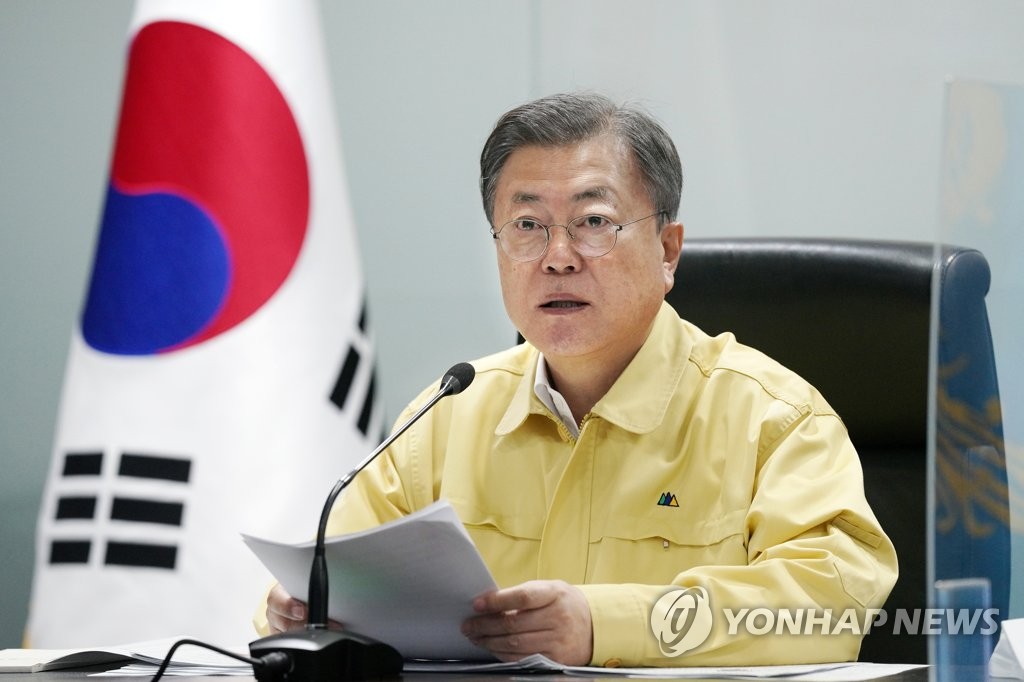 会議で発言する文大統領（青瓦台提供）＝（聯合ニュース）≪転載・転用禁止≫