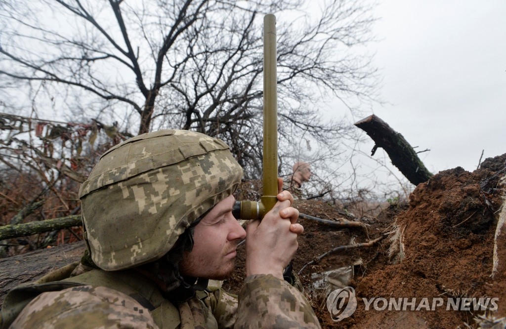 참호 안에서 친러 반군 동향 살피는 우크라 군인