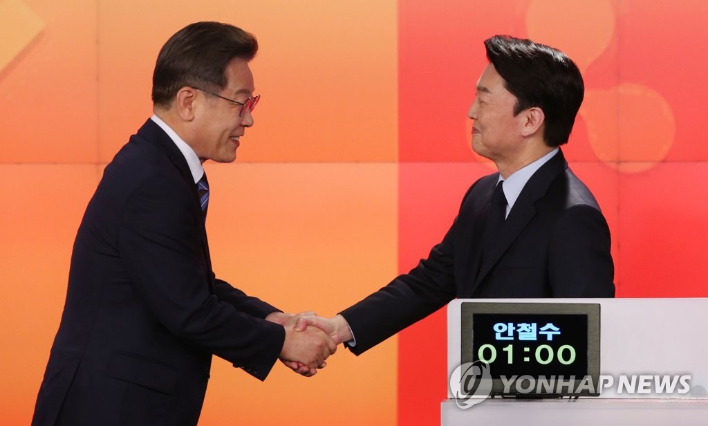 인사하는 이재명 후보와 안철수 후보