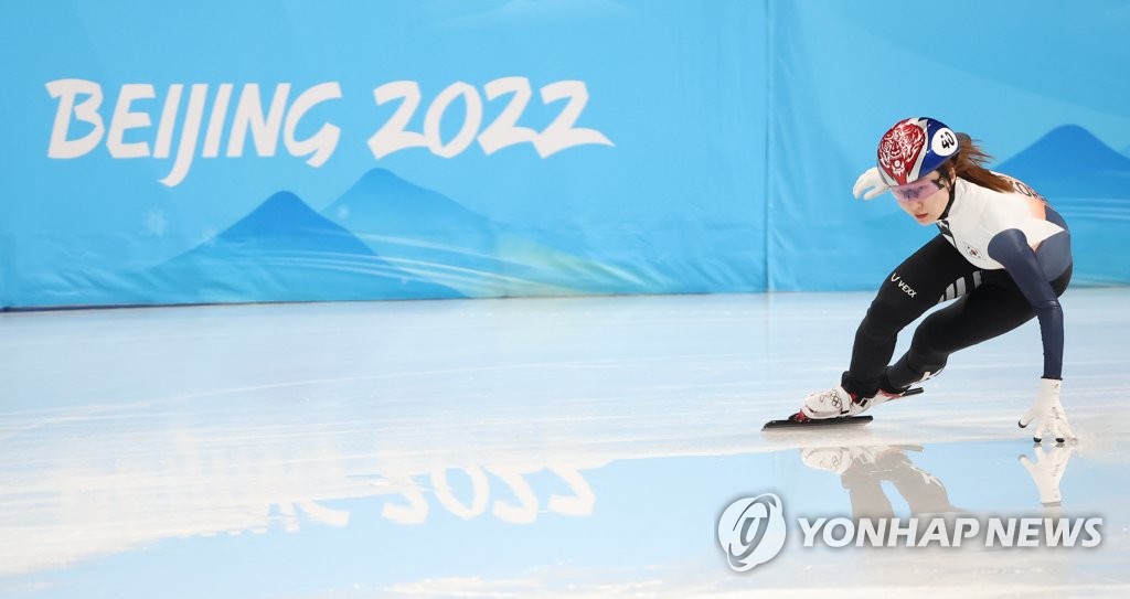 La patineuse de vitesse sur piste courte Choi Min-jeong s'entraîne le mardi 15 févier 2022 au Palais omnisports de la capitale à Pékin. 