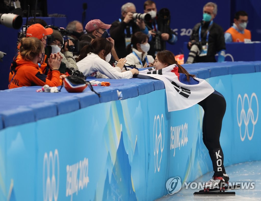 (أولمبياد بكين) المتزلجة "تشوي مين جونغ" تختتم أولمبيادها الثانية بفوزها بذهبية سباق 1,500 متر - 3