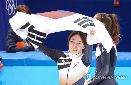 الرئيس مون يهنئ المتزلجة تشوي مين-جونغ بفوزها بالميدالية الذهبية في أولمبياد بكين