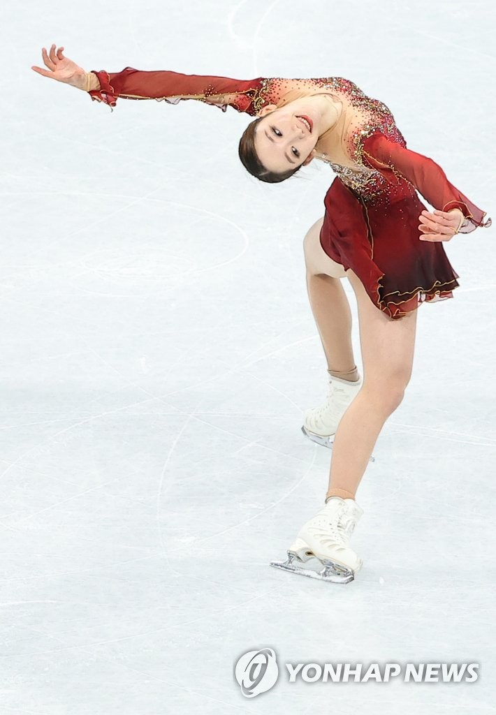 Kim Ye-lim exécute son programme de patinage libre lors de la compétition féminine de patinage artistique en simple aux Jeux olympiques d'hiver de Pékin, le jeudi 17 février 2022, au Palais omnisports de la capitale à Pékin.