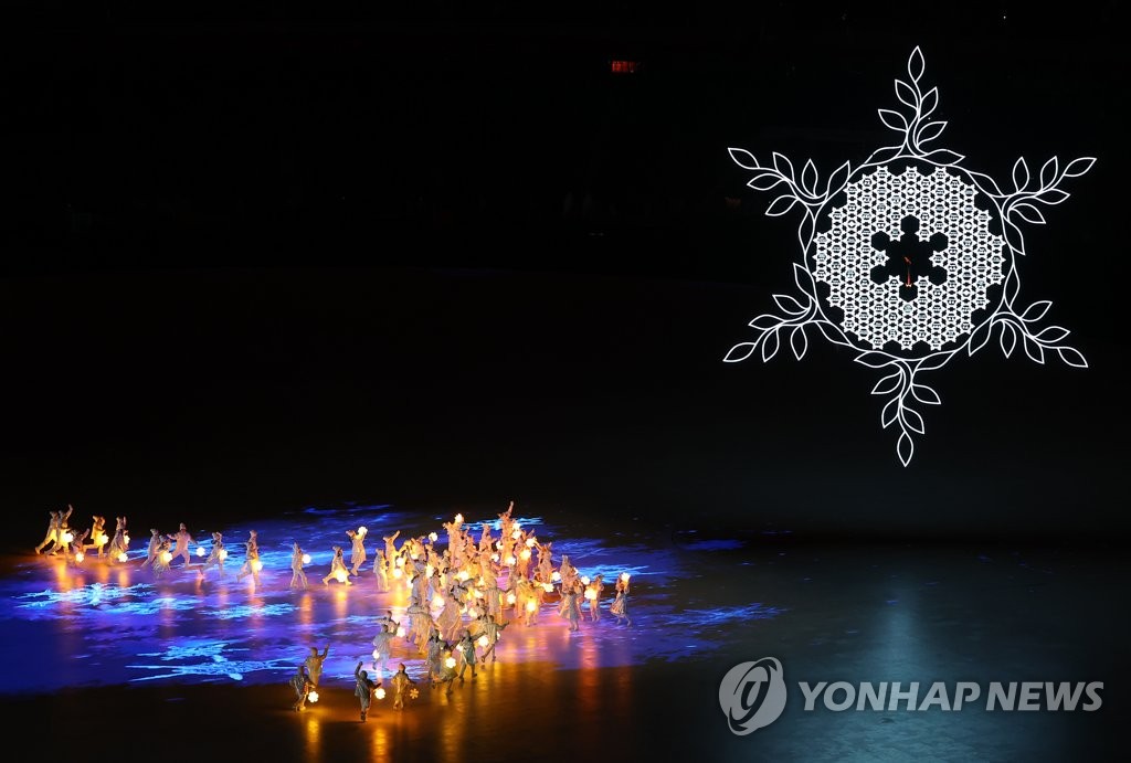 Un spectacle se déroule lors de la cérémonie de clôture des Jeux olympiques d'hiver de Pékin au Stade national de Pékin, le dimanche 20 février 2022. 
