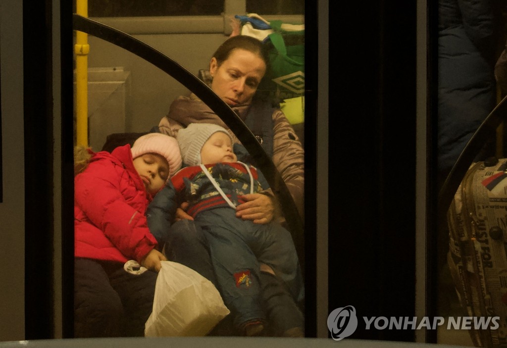 친러 반군 대피령에 아이 데리고 피란 나선 우크라 동부 여성