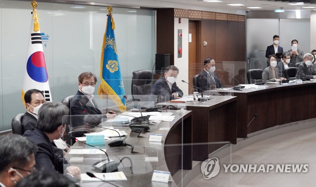 El presidente, Moon Jae-in (quinto por la izda.), preside una reunión conjunta del NSC y un consejo estratégico para la seguridad económica, el 22 de febrero de 2022, en la oficina presidencial, Cheong Wa Dae, en Seúl. (Foto proporcionada por la Oficina del Presidente. Prohibida su reventa y archivo)