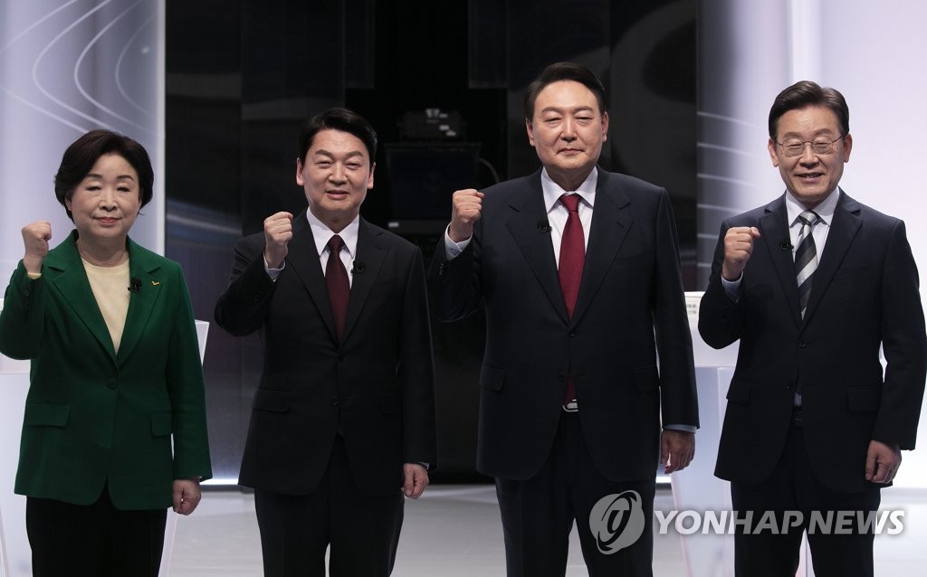 Presidential candidates pose for a photo before their second TV debate on political affairs at SBS in Seoul on Feb. 25, 2022. From left are Sim Sang-jeung of the Justice Party, Ahn Cheol-soo of the minor opposition People's Party, Yoon Suk-yeol of the main opposition People Power Party and Lee Jae-myung of the ruling Democratic Party. (Pool photo) (Yonhap)