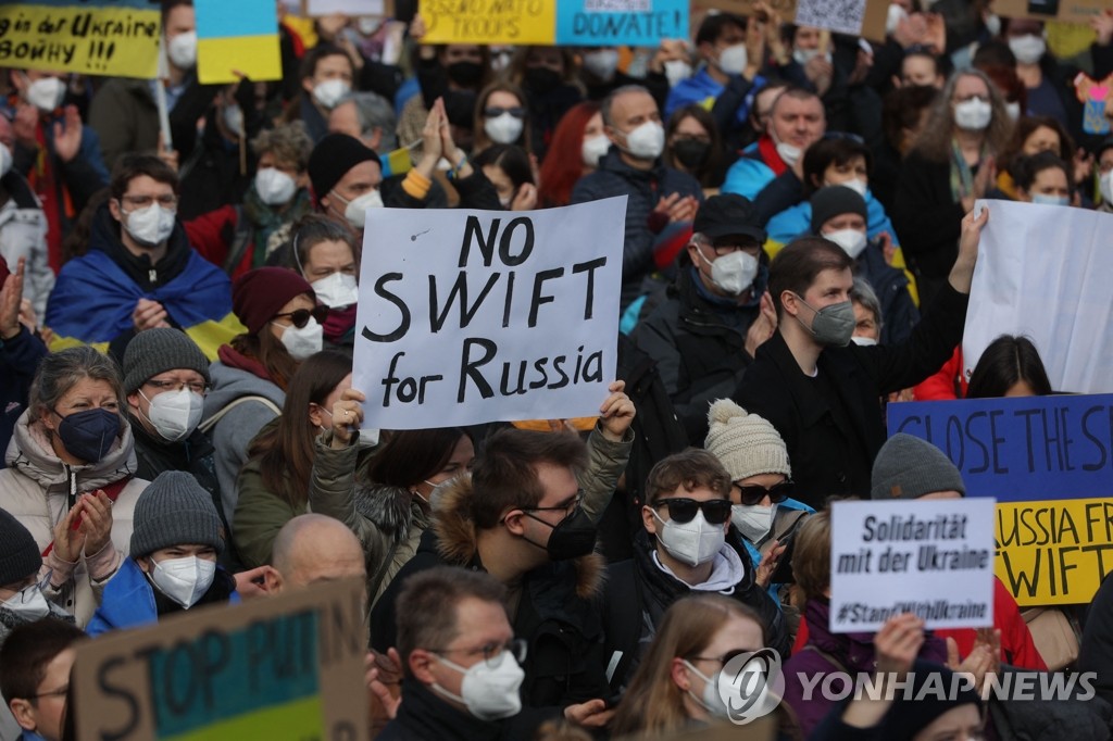 '러시아 스위프트 배제' 촉구하는 독일 시위대