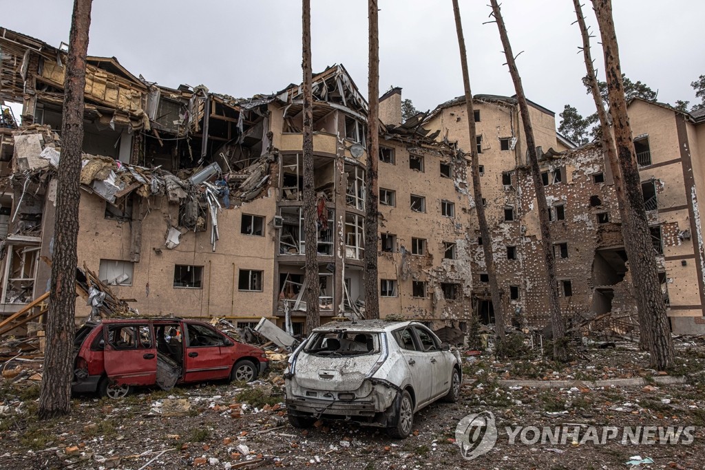러군 무차별 폭격에 파괴된 우크라 수도권 주거단지