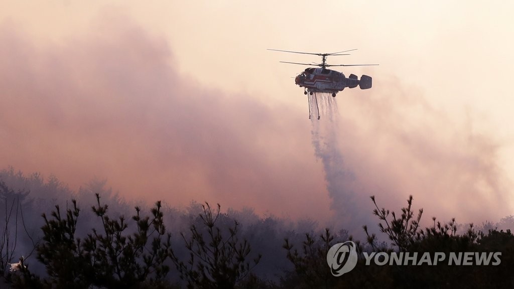 진화 작업 바쁜 산림청 헬기