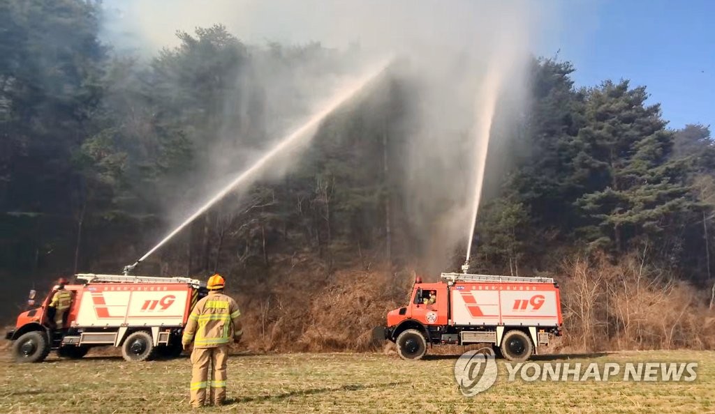 화마와 싸우는 소방대원들