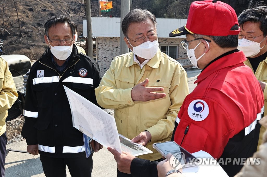 被災地を訪問し、報告を受ける文在寅大統領（中央）＝６日、蔚珍（聯合ニュース）