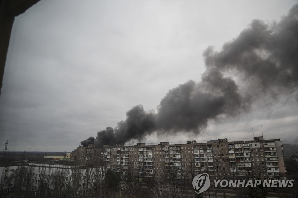 Área residencial em Mariupol, Ucrânia, enquanto a fumaça sobe do bombardeio russo