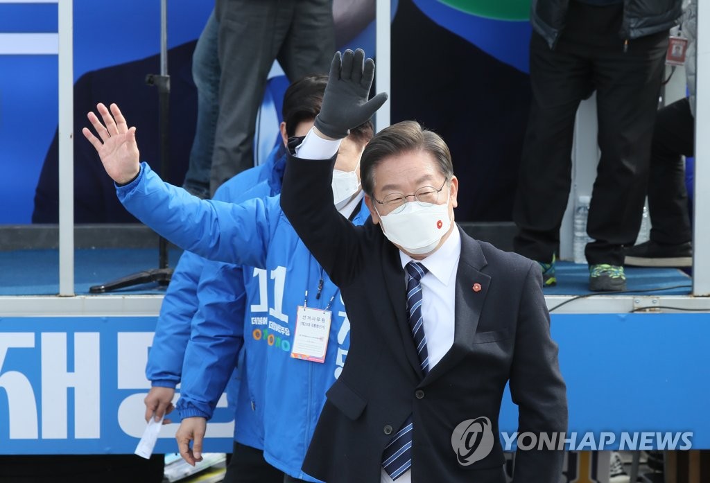 Lee Jae-myung, the presidential candidate of the ruling Democratic Party (DP), waves his hands to his supporters during his campaign rally in Jeju, Jeju Island, on March 7, 2022. (Yonhap)