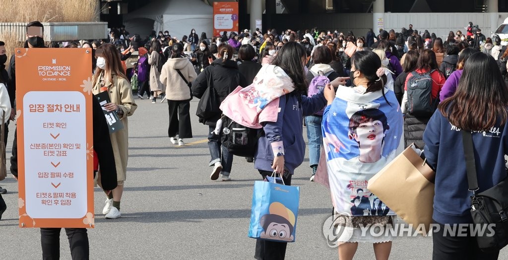 BTS fans flock to Seoul Olympic Stadium in southern Seoul on March 10, 2022 to attend a concert, titled "BTS Permission to Dance on Stage - Seoul." (Yonhap)