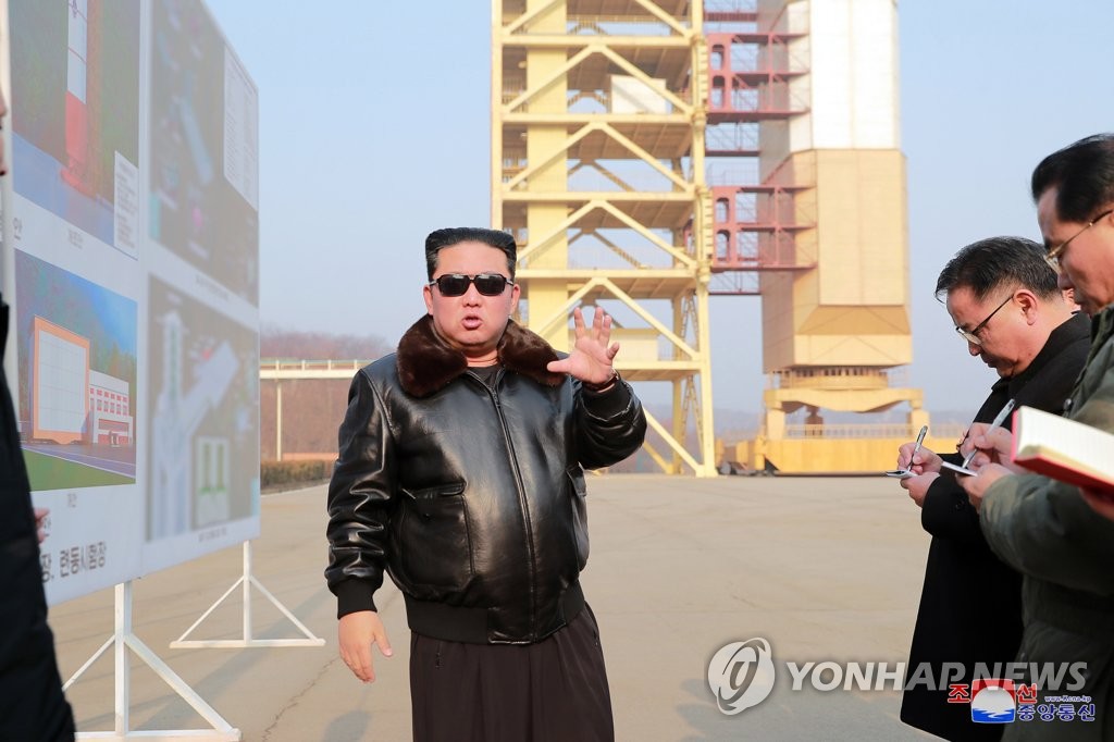 Le dirigeant nord-coréen visite la base de lancement de satellites de Sohae, dans la province du Pyongan du Nord, a rapporté le vendredi 11 mars 2022, l'Agence centrale de presse nord-coréenne (KCNA). (Utilisation en Corée du Sud uniquement et redistribution interdite)