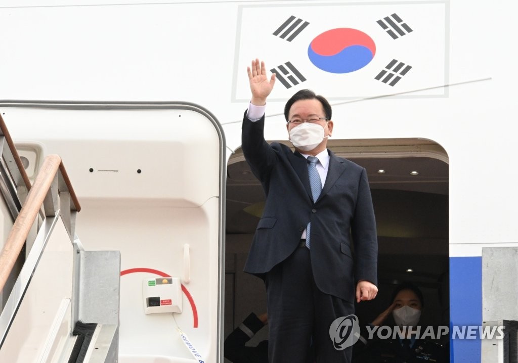 Prime Minister Kim Boo-kyum waves at Seoul Airport in Seongnam, just south of the capital city, on March 17, 2022, ahead of his five-day trip to Turkey and Qatar, in this photo released by the prime minister's office. (PHOTO NOT FOR SALE) (Yonhap)