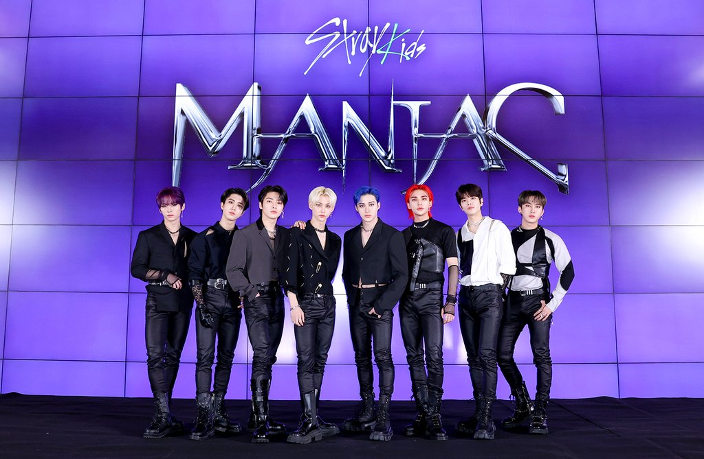 En la foto, proporcionada por JYP Entertainment, el grupo masculino de K-pop Stray Kids posa ante las cámaras, el 18 de marzo de 2022, durante una conferencia de prensa en línea para promover su segundo álbum EP "Oddinary". (Prohibida su reventa y archivo)