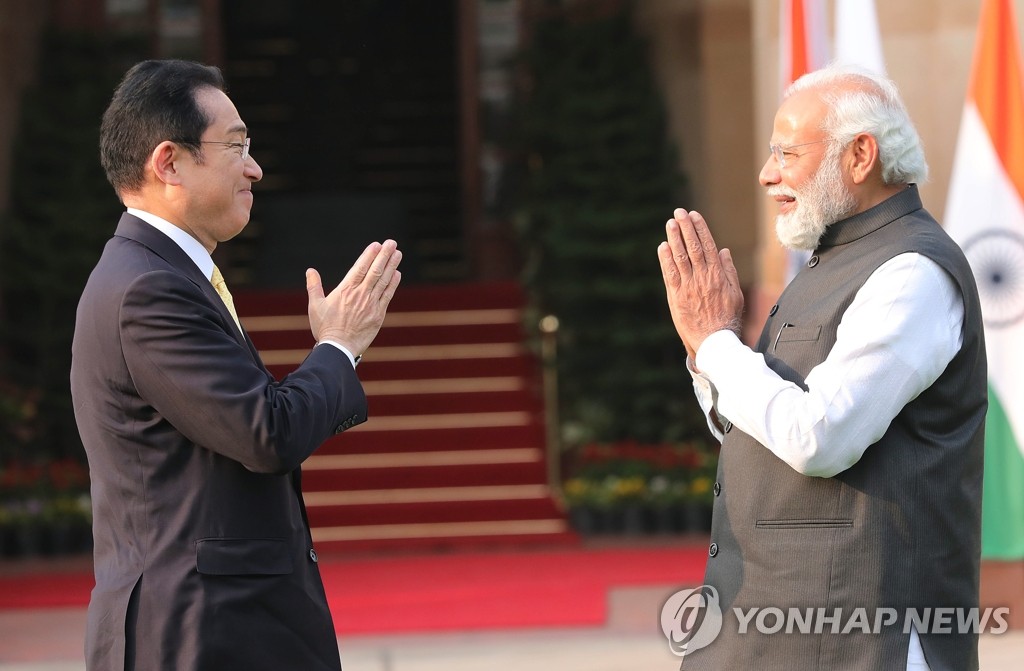 모디 인도 총리와 인사하는 기시다 일본 총리