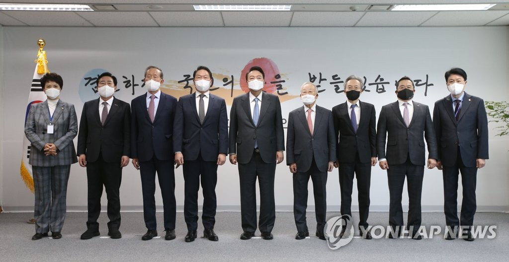 六つの経済団体のトップと記念撮影する尹氏（中央、国会写真記者団）＝２１日、ソウル（聯合ニュース）