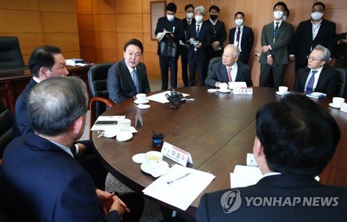 Yoon promete eliminar los obstáculos que perjudican a las empresas