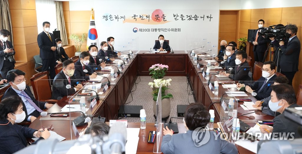 President-elect Yoon Suk-yeol (C) presides over a meeting with key members of his transition team at its office in Seoul on March 22, 2022. (Pool photo) (Yonhap)