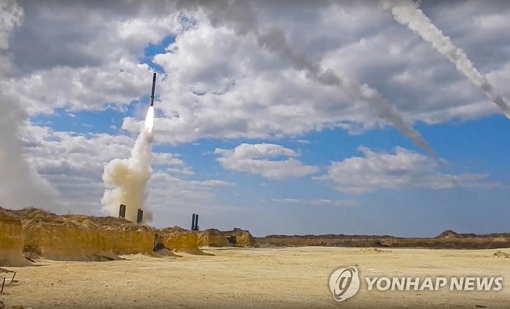 크림반도서 발사되는 러시아군 미사일
