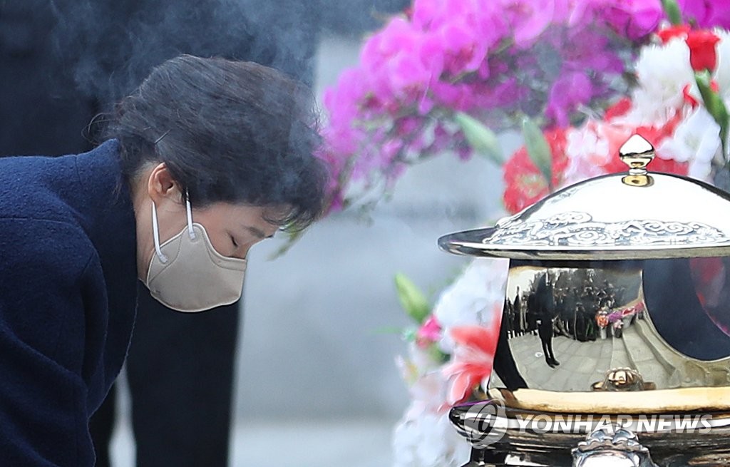 Former President Park Geun-hye pays her respects at the grave of her late father and former President Park Chung-hee at Seoul National Cemetery on March 24, 2022. (Pool photo) (Yonhap)