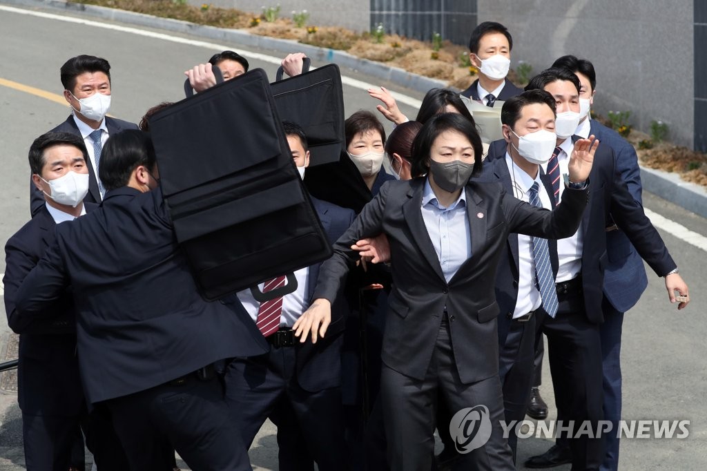 박근혜 전 대통령 에워싸는 경호원들