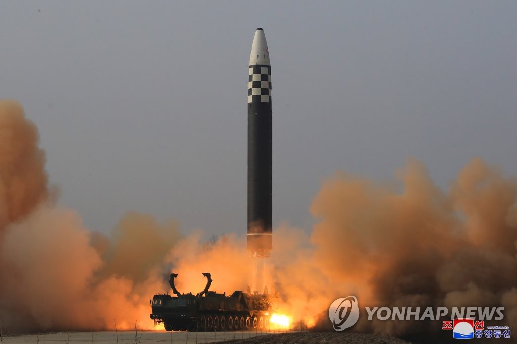 북한 관영매체가 화성-17형 발사 장면이라며 올해 3월 공개한 사진