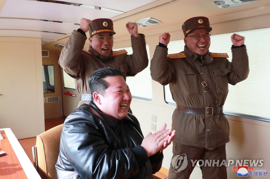 Le dirigeant nord-coréen assiste à un tir de nouveau missile balistique (ICBM), Hwasong-17, le jeudi 24 mars 2022, selon un rapport publié le lendemain par l'Agence centrale de presse nord-coréenne (KCNA). (Utilisation en Corée du Sud uniquement et redistribution interdite)