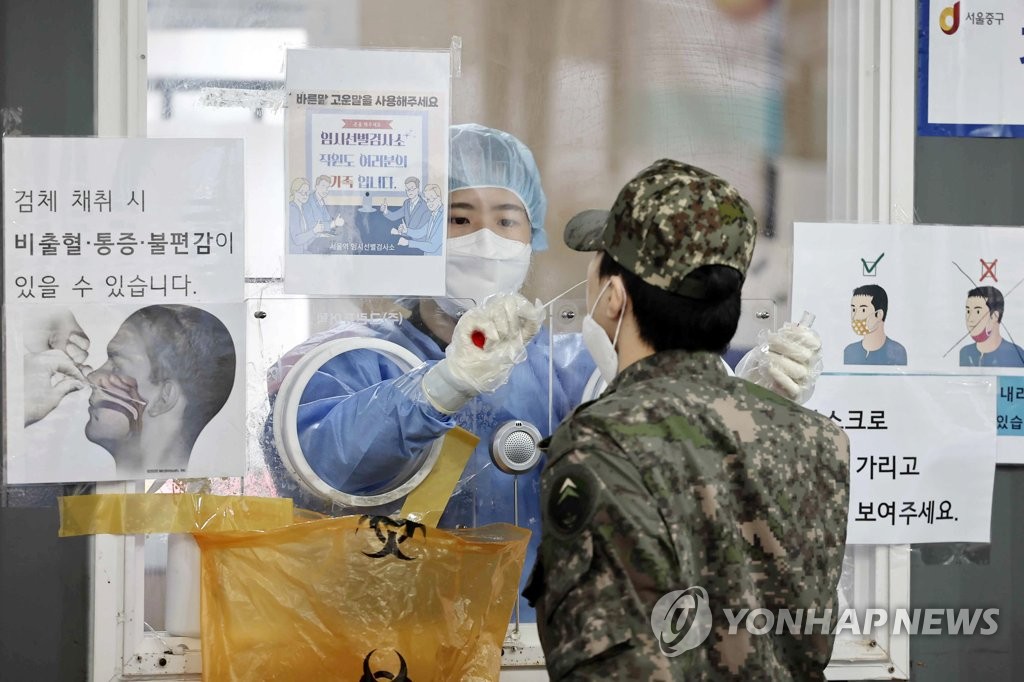 A service member receives a COVID-19 test at a clinic in central Seoul, in this file photo taken March 26, 2022. (Yonhap)
