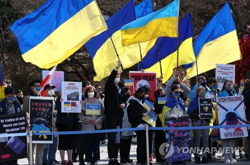 En la foto de archivo, tomada el 27 de marzo de 2022, los ucranianos en Corea del Sur llevan a cabo una manifestación contra la invasión rusa de su país, frente a la Embajada de Rusia en Seúl. 
