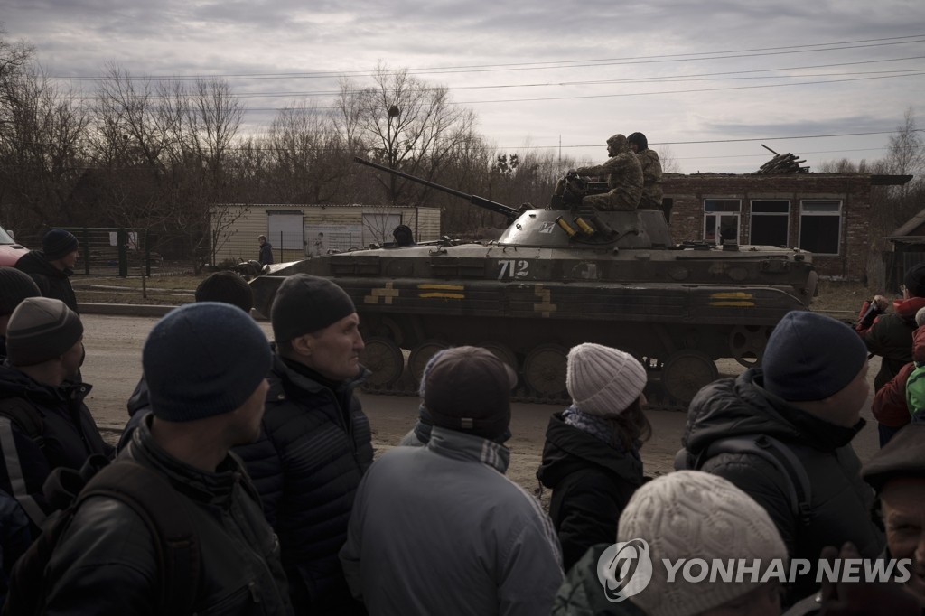 러시아군 퇴각 마을에 등장한 우크라군 탱크