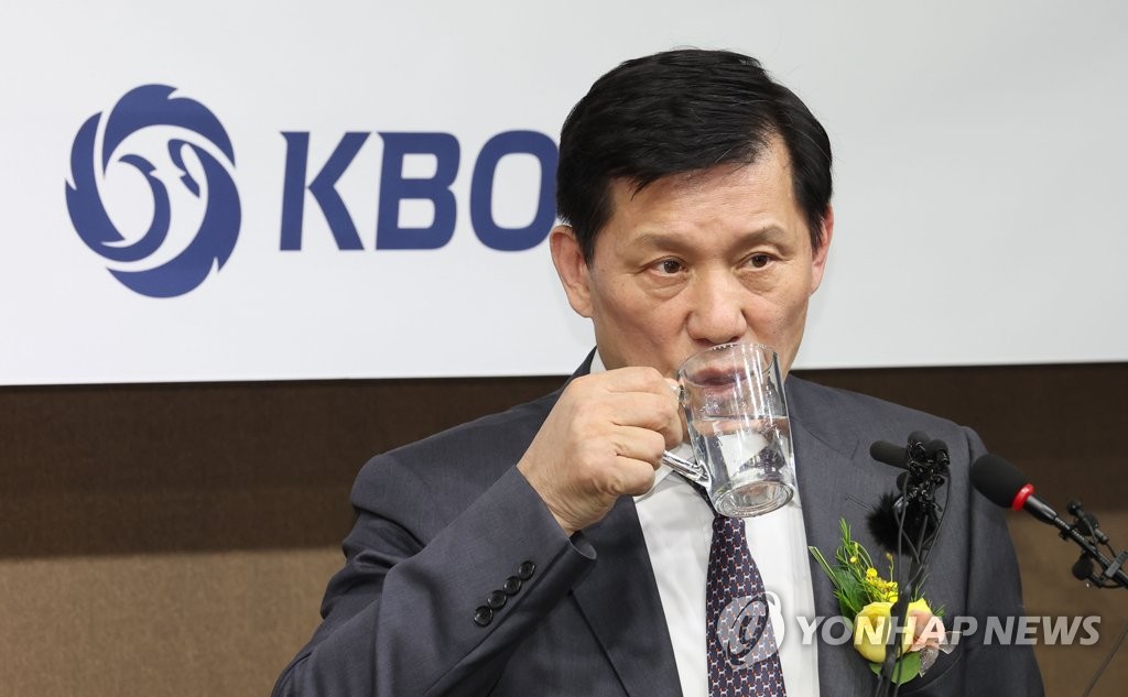 물 마시는 허구연 KBO 신임 총재
