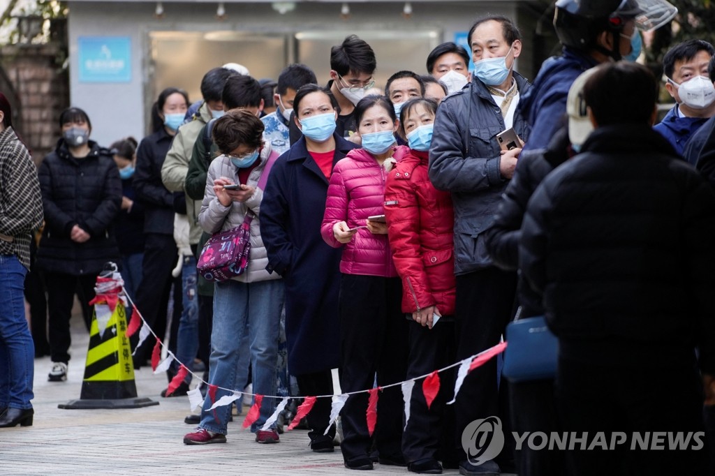 '코로나 순환 봉쇄' 상하이 검사소에 몰린 인파