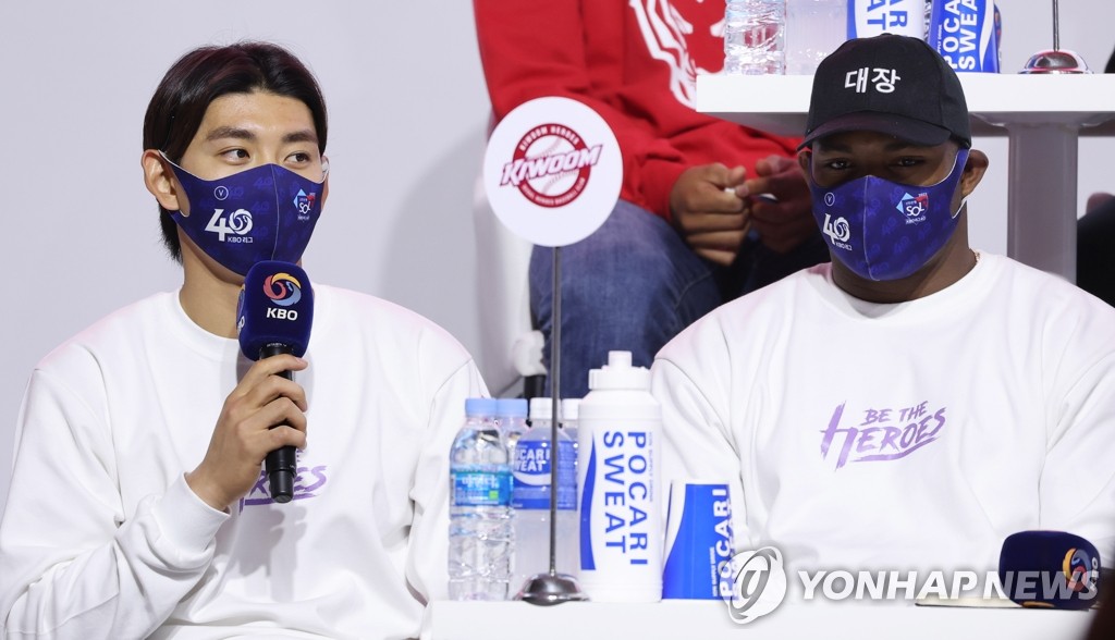 Lee Jung-hoo of the Kiwoom Heroes (L) speaks during the Korea Baseball Organization media day at Grand Hyatt Seoul in Seoul on March 31, 2022. (Yonhap)