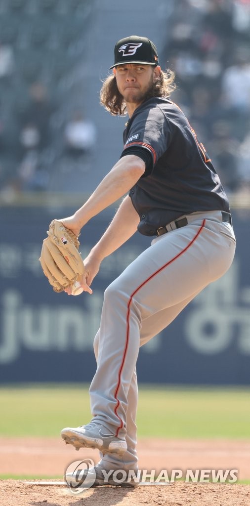 In this file photo from April 3, 2022, Nick Kingham of the Hanwha Eagles pitches against the Doosan Bears during the bottom of the third inning of a Korea Baseball Organization regular season game at Jamsil Baseball Stadium in Seoul. (Yonhap)