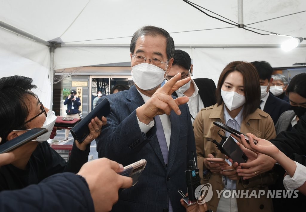 Han Duck-soo (C), who was nominated as the first prime minister of the incoming administration of President-elect Yoon Suk-yeol, speaks to reporters as he leaves the presidential transition committee's office in Seoul on April 3, 2022. (Pool photo) (Yonhap)