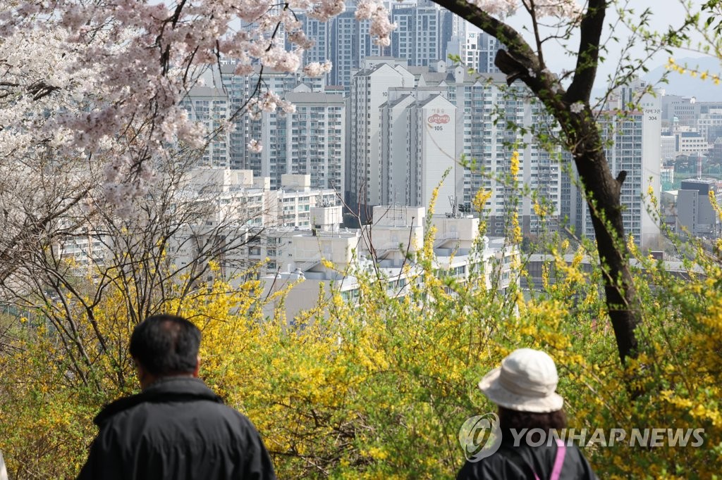 This photo, taken April 10, 2022, shows apartment buildings in Seoul. (Yonhap)