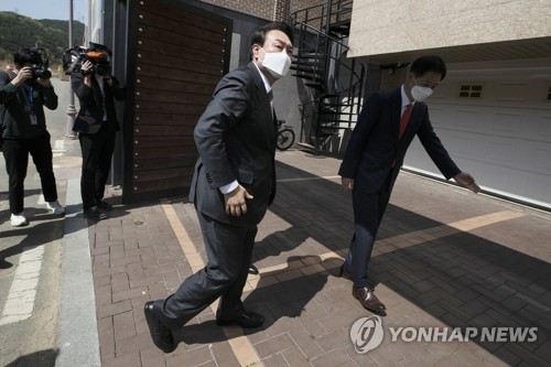 Yoon pide perdón a la expresidenta Park y la invita a su ceremonia de investidura