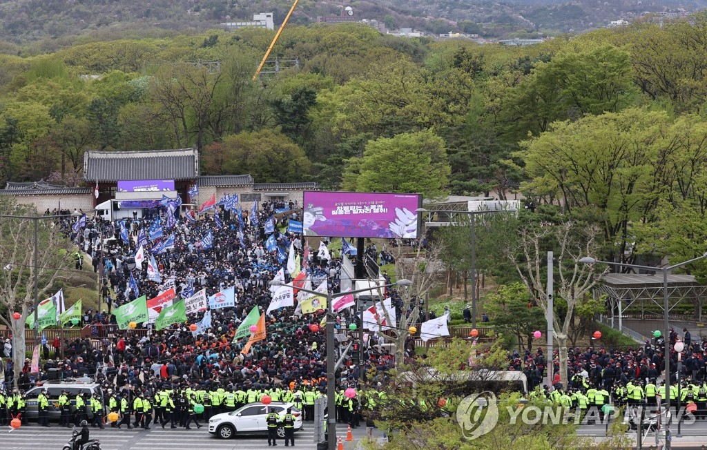 Some 4,000 members of the Korean Confederation of Trade Unions hold a protest rally in Jongmyo Park in central Seoul on April 13, 2022. (Yonhap)