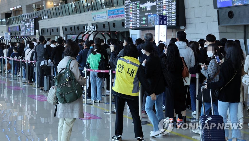 Travelers line up to check in for boarding near a domestic departure gate of Gimpo International Airport in western Seoul on April 15, 2022. (Yonhap) 