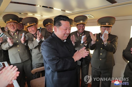 북 "신형전술유도무기 시험발사 성공"…김정은 참관