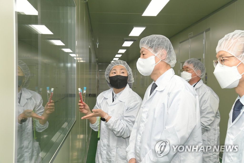 건강기능식품 제조업체 방문한 김강립 식약처장